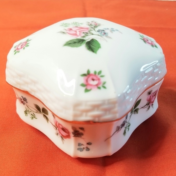 Heritage House Collector Edition Fine Porcelain Floral Square Music Box Trinket - Picture 3 of 9